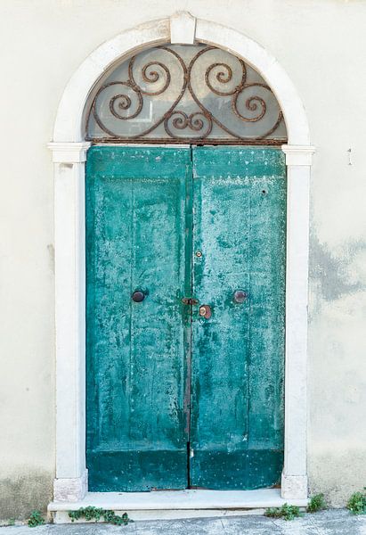 Closed door in beautiful Toscane van Aminda