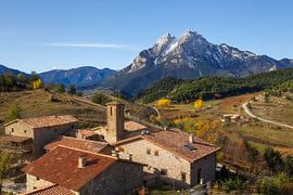 Das Dorf Gisclareny und der berühmte Berg Pedraforca im Hintergrund von PhotoCluster