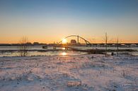 Oversteek Nijmegen, avond en sneeuw van Patrick Verhoef thumbnail