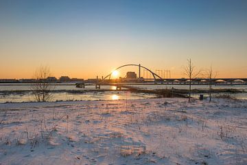 La traversée de Nimègue, le soir et la neige