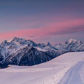 Incandescence des Alpes pendant le lever du soleil en hiver au Cervin valaisan sur la Fiescheralp. sur Martin Steiner