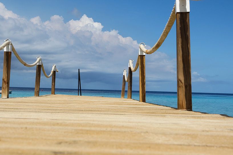 blauwe zee steiger wolken by Frans Versteden