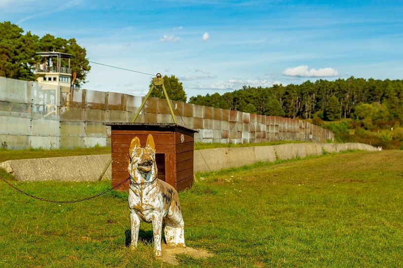 Spaziergang auf dem Kolonnenweg in der Nähe der Gedenkstätte Point Alpha von Oliver Hlavaty