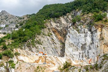 Steinmassiv im Carrara Marmorsteinbruch in Italien van Animaflora PicsStock