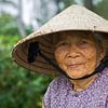 Alte Dame mit konischem Hut, Vietnam von Henk Meijer Photography