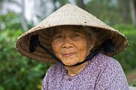 Alte Dame mit konischem Hut, Vietnam von Henk Meijer Photography Miniaturansicht