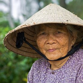 Alte Dame mit konischem Hut, Vietnam von Henk Meijer Photography