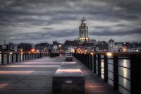 La ligne d'horizon de Deventer depuis la jetée avec l'église Lebuïnus en noir et blanc