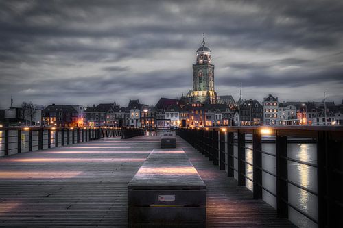 De Deventer skyline vanaf de pier met de Lebuïnuskerk in zwart-wit