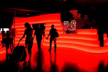 Rode blacklicht lounge by Jane Changart