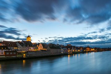 Regensburg, oud stadhuis en Donau bij blauw uur van Robert Ruidl