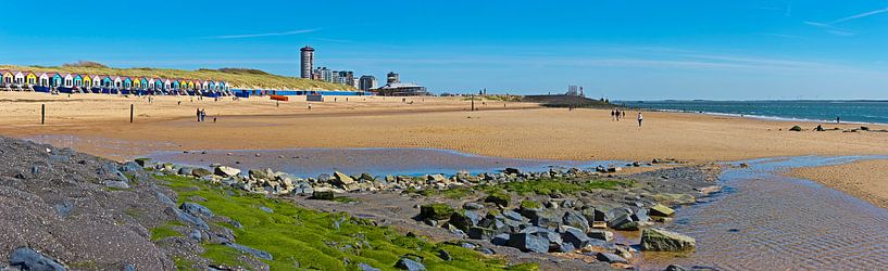 Panorama strand en strandhuisjes Vlissingen van Anton de Zeeuw