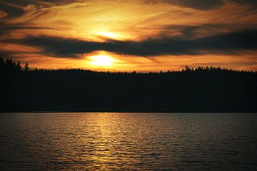 Zonsondergang bij het meer in Zweden van Martin Köbsch