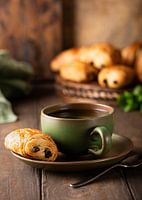 Groene kop thee met minichocoladebroodje