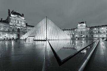 Glazen piramide in het Louvre, Parijs van Markus Lange