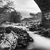 Écosse, chute d'eau sous un pont de pierre N/B sur Remco Bosshard