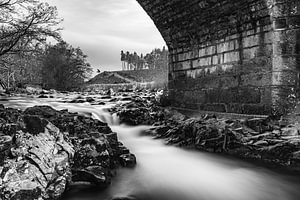 Schottland, Wasserfall unter Steinbrücke S/W