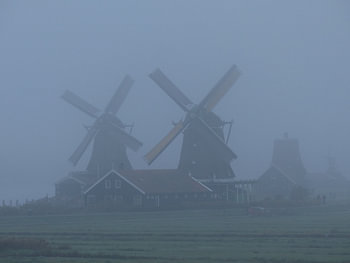 Molens in de mist op de Zaanse schans