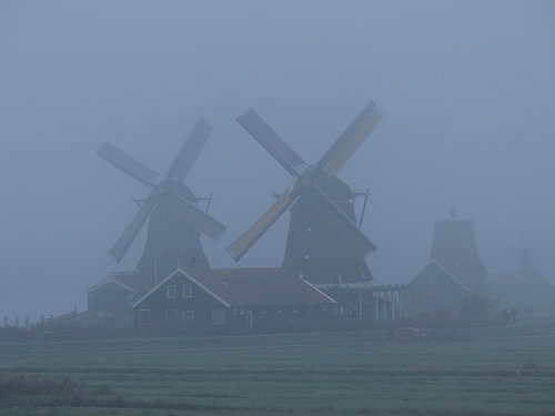 Molens in de mist op de Zaanse schans
