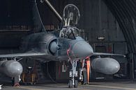 Franse Mirage 2000 staat standby in shelter. van Jaap van den Berg thumbnail