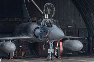 Mirage 2000 der französischen Luftwaffe geparkt im Shelter auf der Luxeuil Air Base.