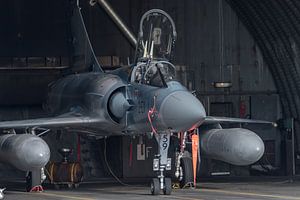 Franse Mirage 2000 staat standby in shelter. van Jaap van den Berg