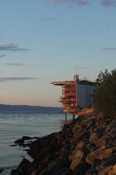 Opa geniet van de zonsondergang