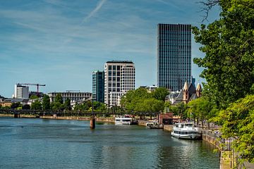 We kijken neer op Frankfurt vanaf de Oude Brug van Thomas Riess