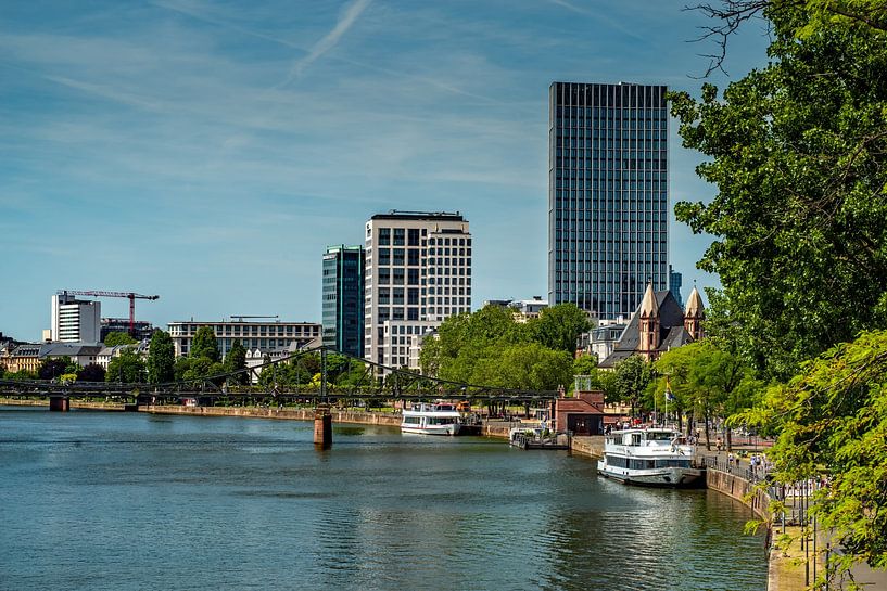 Nous regardons Francfort depuis le vieux pont par Thomas Riess