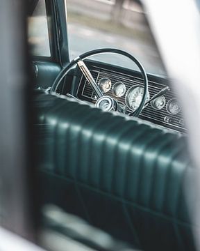 Blick auf das Lenkrad eines alten amerikanischen Autos von Pim Haring
