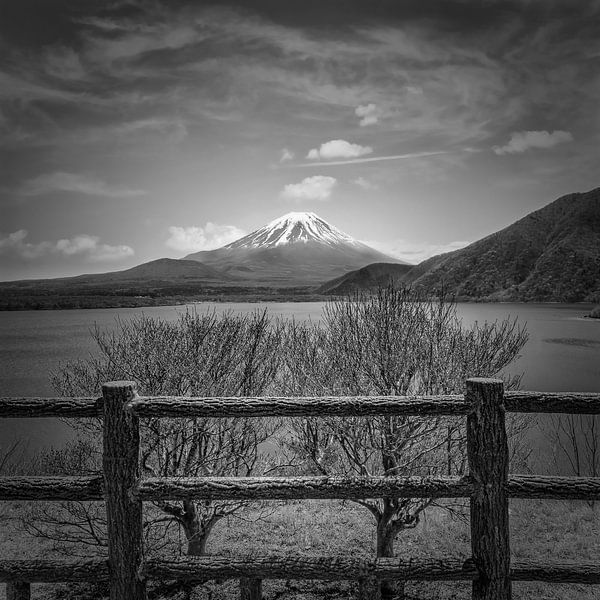 Malerischer Motosu-See mit Fuji | monochrom von Melanie Viola