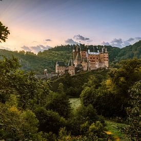 Sonnenaufgang auf der Burg Eltz von Tim Wouters