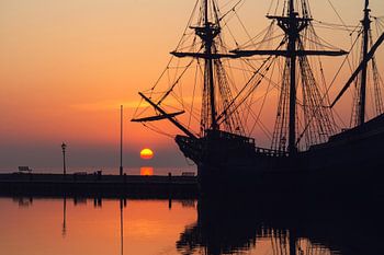 Zonsopkomst in Volendam met historisch schip de Halve Maen