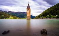 Kerktoren in de Reschensee, Italie van Lex van Lieshout thumbnail