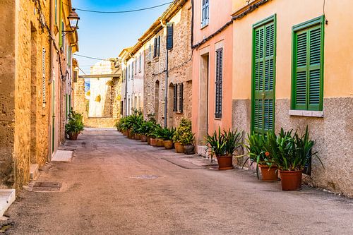 Oude stad van Alcudia met uitzicht op de historische omringende muur, Mallorca Spanje