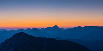 Sonnenaufgang in den Allgäuer Alpen von Walter G. Allgöwer