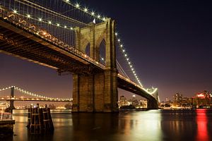Der Abend bricht über die Brooklyn Bridge herein