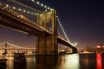 Avond valt over Brooklyn Bridge