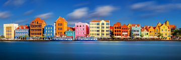 Curaçao in het Caribisch gebied met de kleurrijke huizen van Willemstad. van Voss Fine Art Fotografie