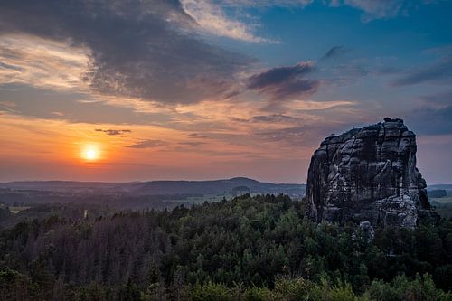 Zonsondergang bij Falkenstein in Saksisch Zwitserland