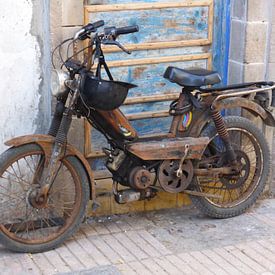 Stillleben von Moped gegen Tür, Marokko von Anita Tromp
