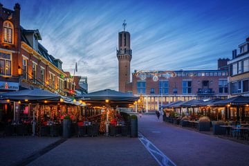 Marktplein van Hengelo Gelderland in het blauweuurtje van Bart Ros