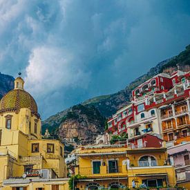 Dunkle Wolken über Positano, Italien von Mark Kuiper