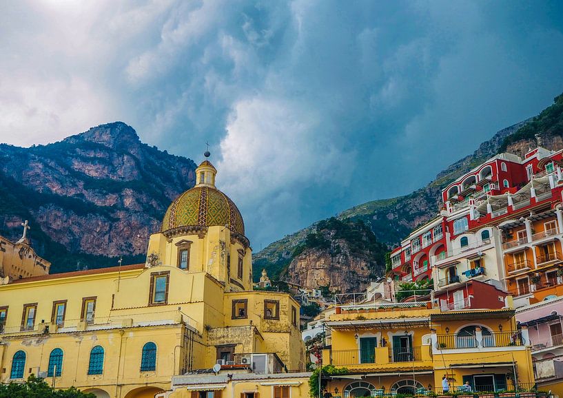 Donkere wolken boven Positano. van Mark Kuiper