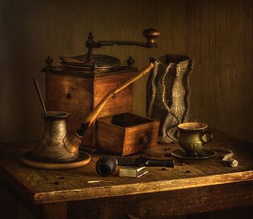 Stilleven met een kop hete koffie, een oude koffiemolen en een rokende pijp. van Mykhailo Sherman