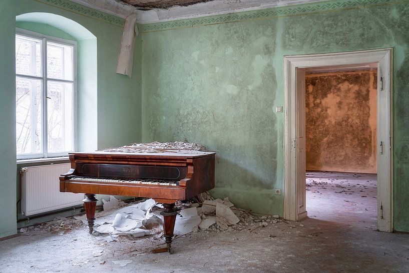 Verlassenes Klavier in der Ecke. von Roman Robroek – Fotos verlassener Gebäude