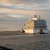 Cruiseschip verlaat IJmuiden van scheepskijkerhavenfotografie