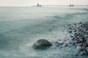 Stenen in de zee van de Oostzee bij Rügen (Sellin) van Tobias Luxberg