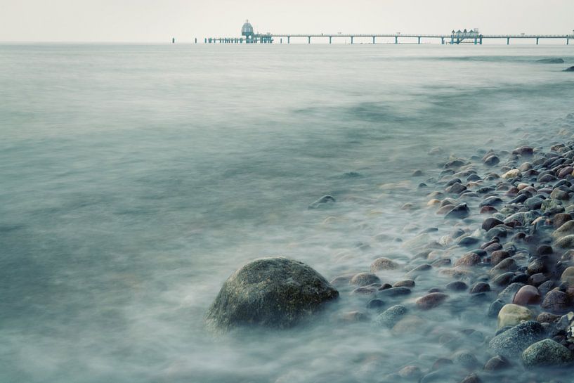 Stenen in de zee van de Oostzee bij Rügen (Sellin) van Tobias Luxberg