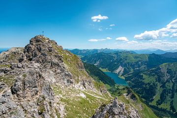 Uitzicht op de Vilsalpsee vanaf de Allgäuer bergen van Leo Schindzielorz
